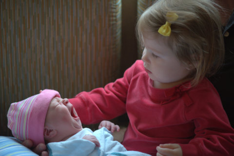 Willow meeting little sister Gwendolyn for the first time!
